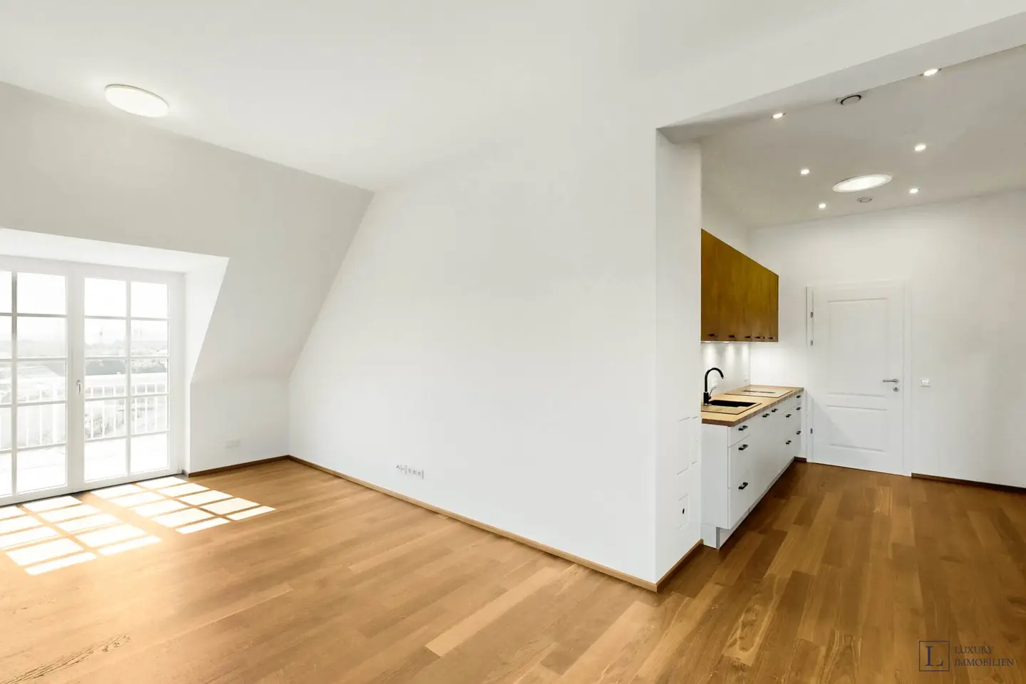 Exclusive apartment with two balconies and private lake access