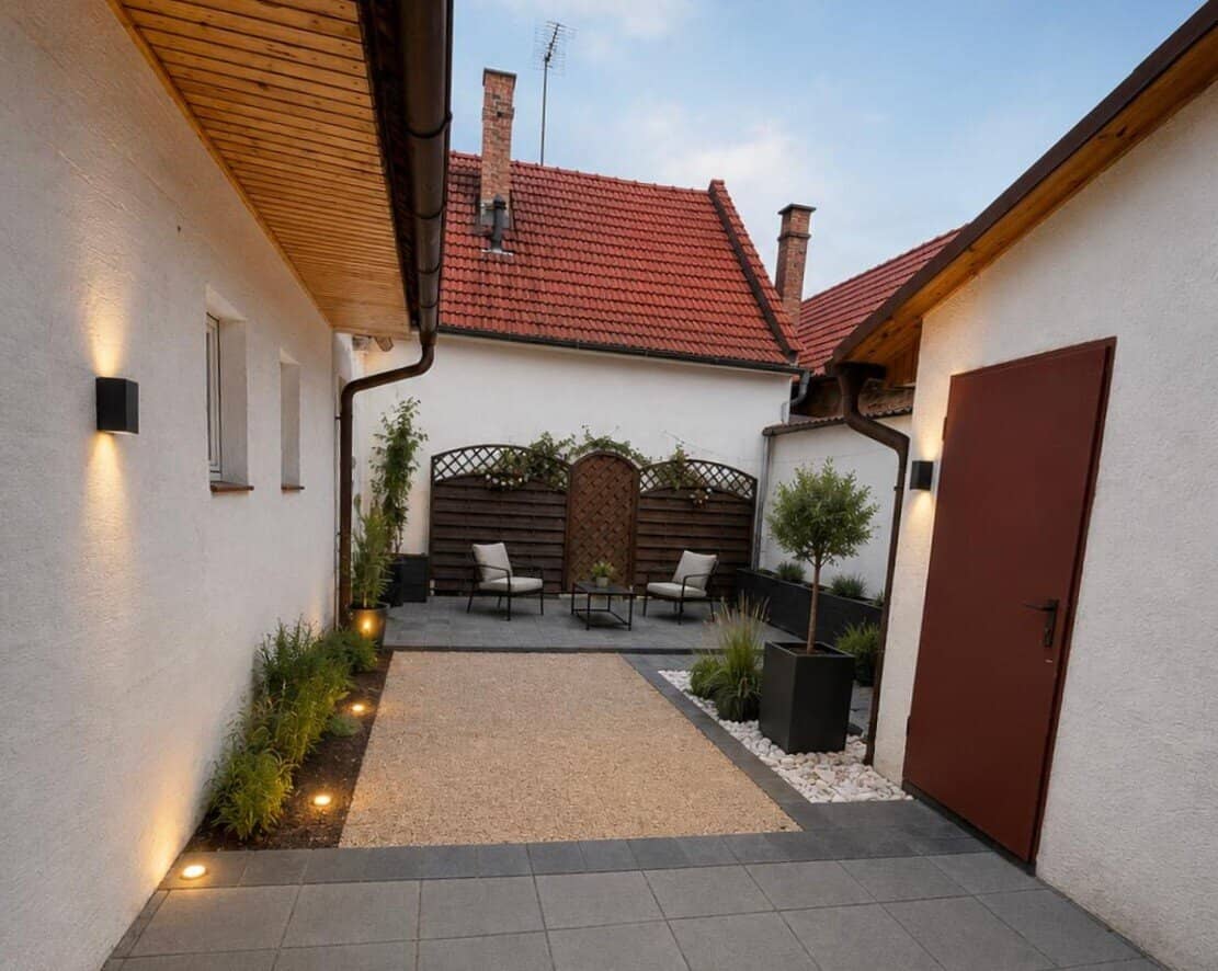 Cozy farmhouse with romantic courtyard