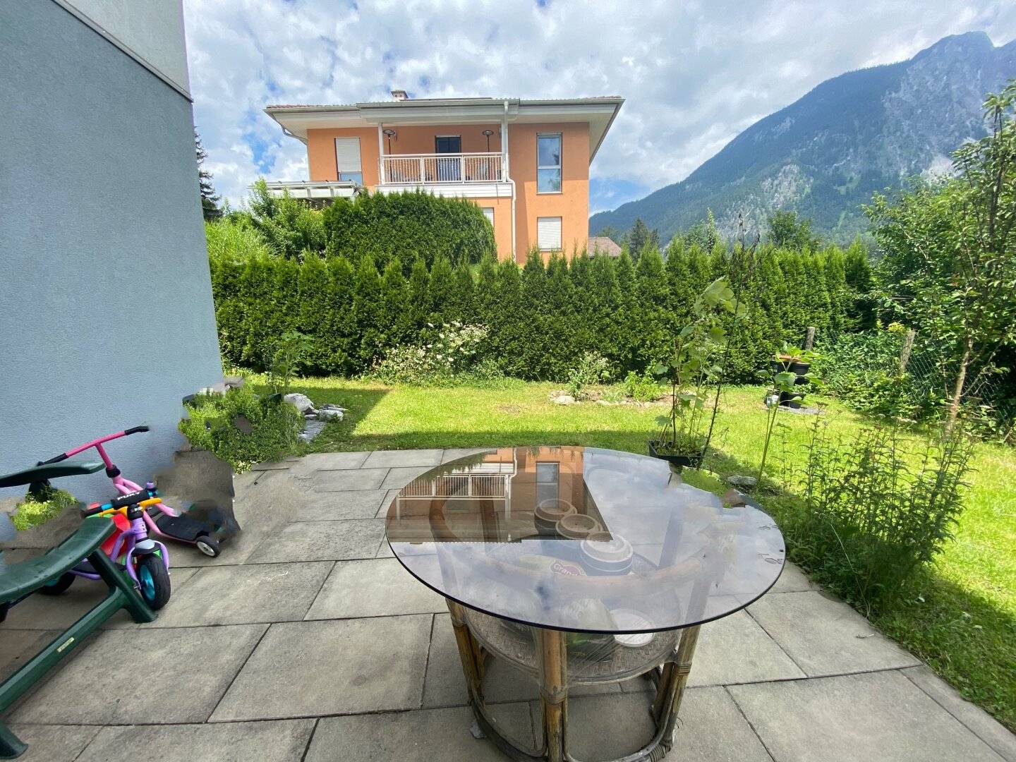 Cozy 2-room garden apartment with car parking space