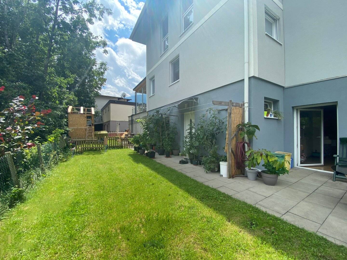 Cozy 2-room garden apartment with car parking space