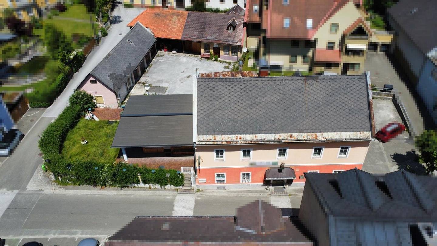 Geschäfts- und Wohnimmobilie mit Nebengebäuden, Parkplätze, Garagen