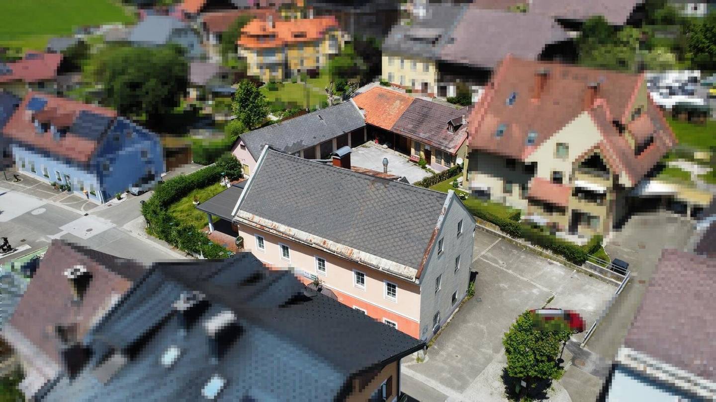 Geschäfts- und Wohnimmobilie mit Nebengebäuden, Parkplätze, Garagen