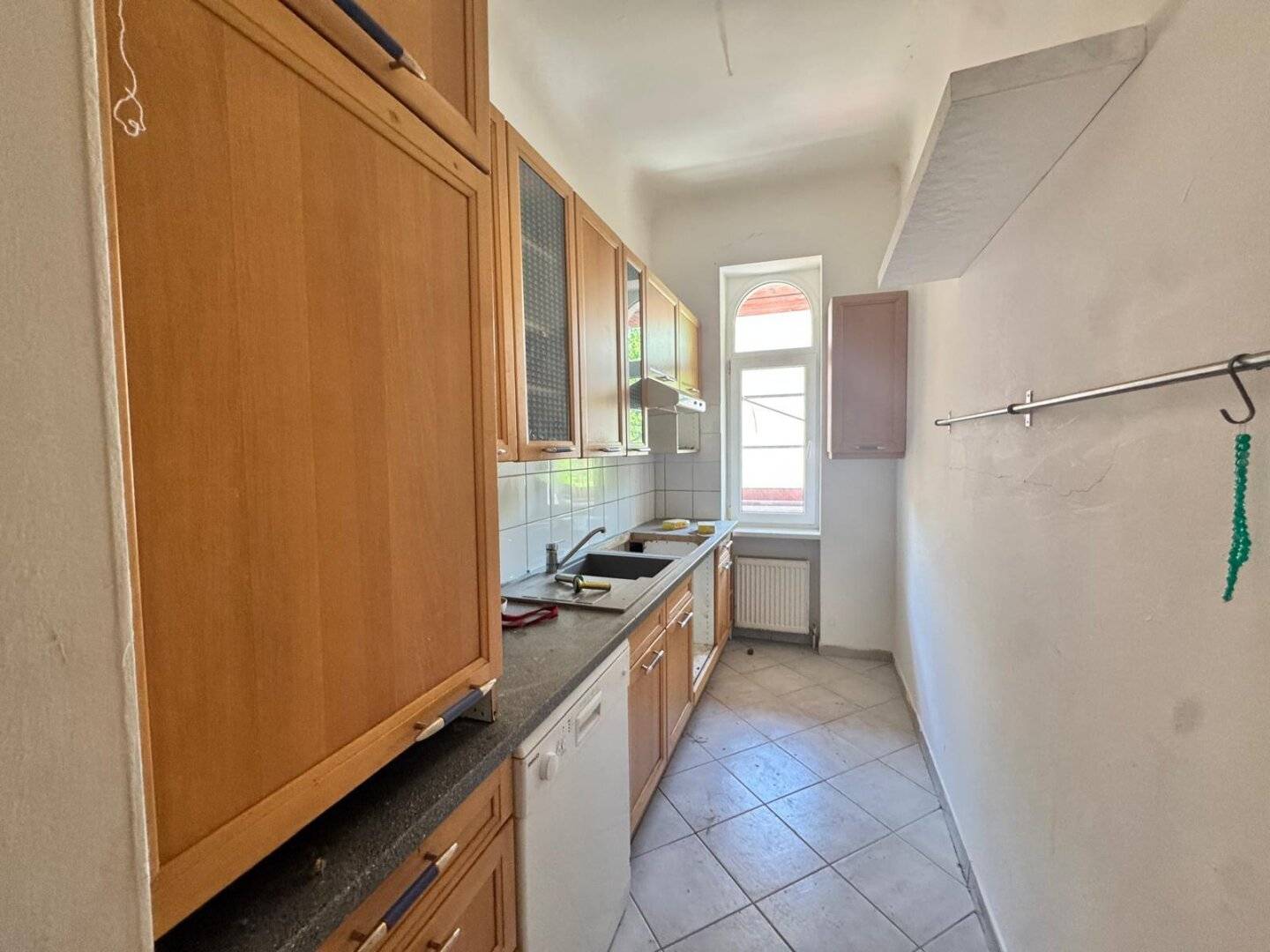 Old building apartment with development potential in the heart of Meidling (Airbnb possible!)