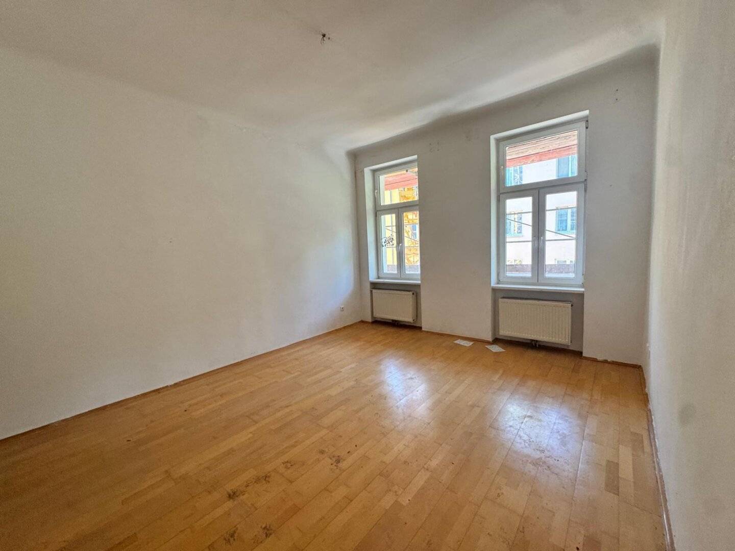 Old building apartment with development potential in the heart of Meidling (Airbnb possible!)