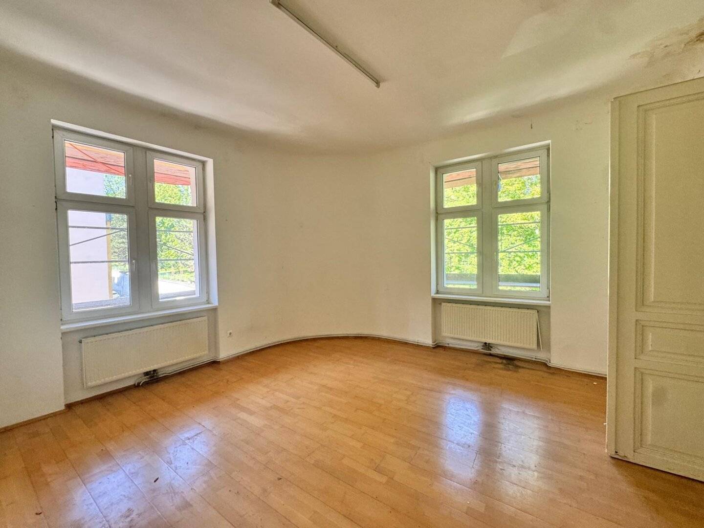 Old building apartment with development potential in the heart of Meidling (Airbnb possible!)