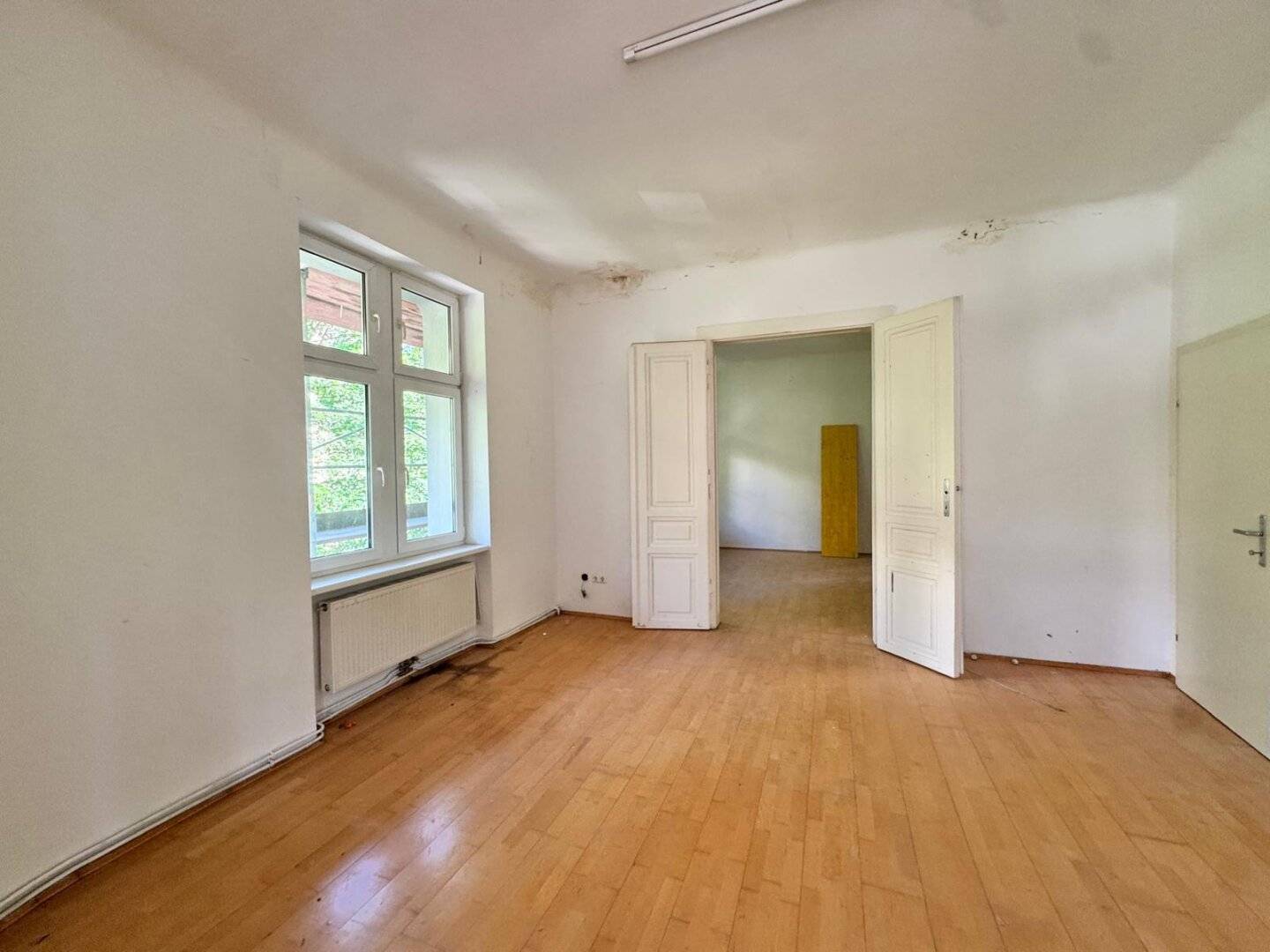 Old building apartment with development potential in the heart of Meidling (Airbnb possible!)