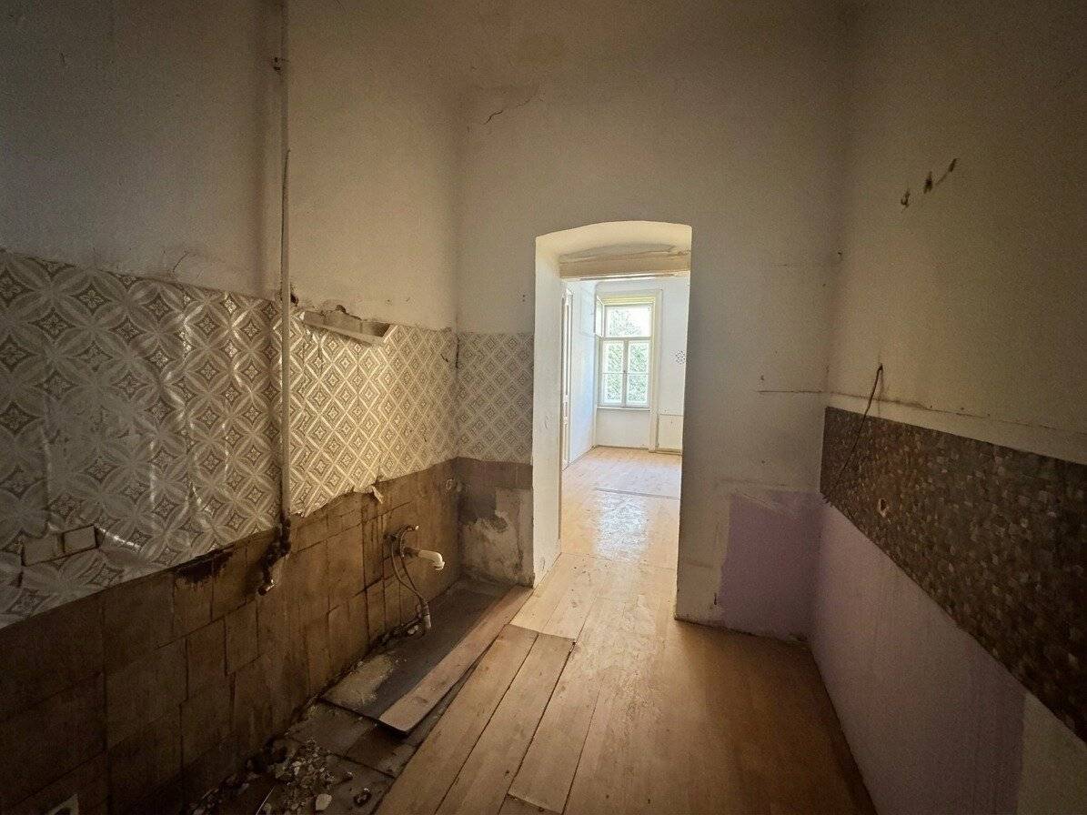 Bright 2.5-room apartment in 1120 Vienna, in need of renovation, prime location, AirBNB possibility