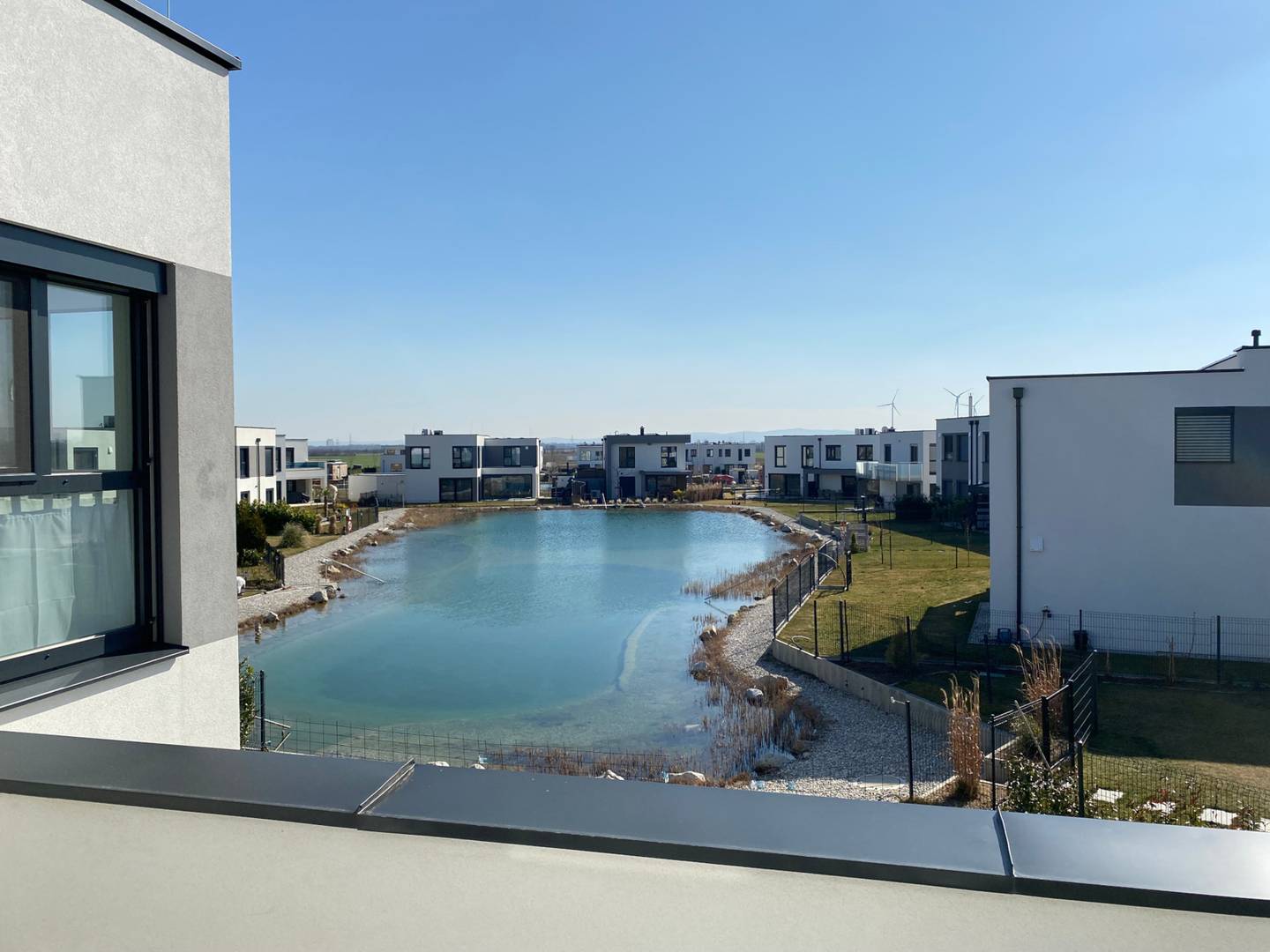 Family apartment with private garden and direct lake access