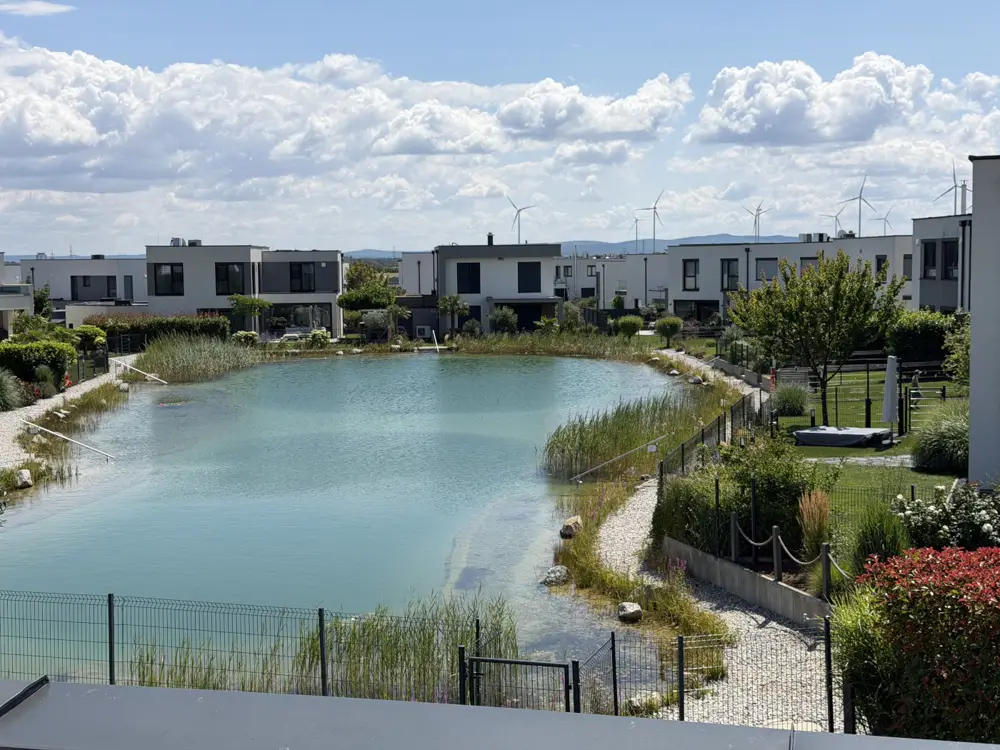 Family apartment with private garden and direct lake access