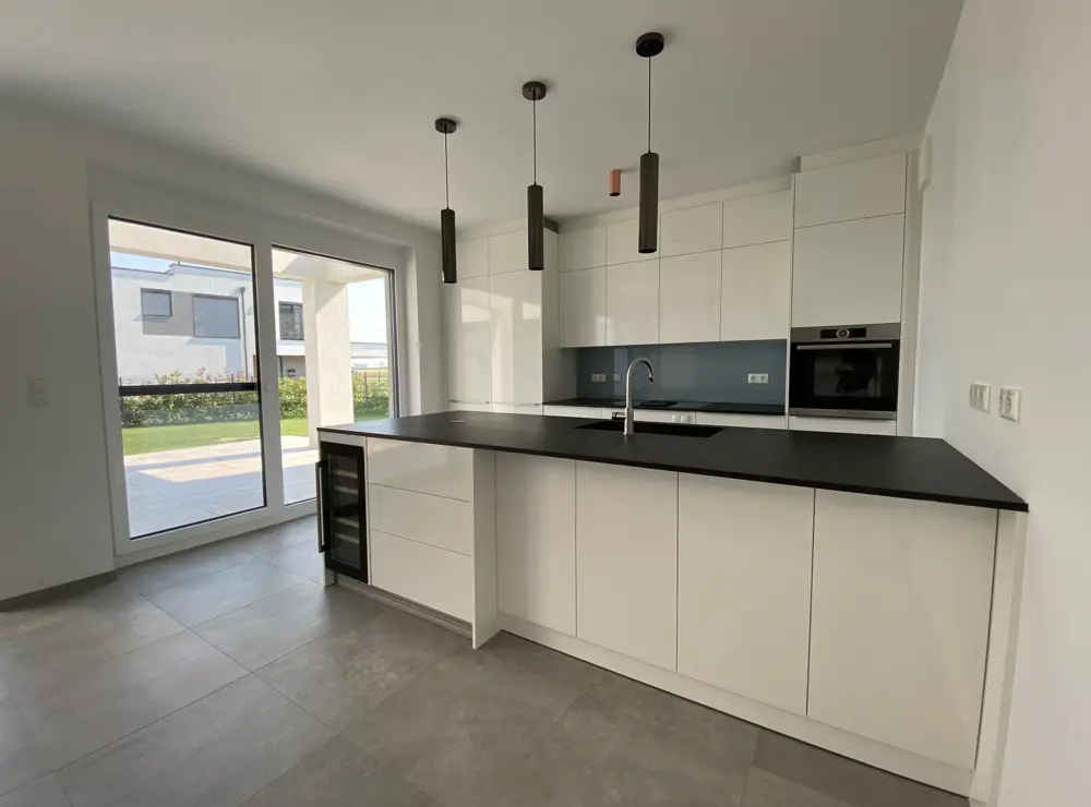 Family apartment with private garden and direct lake access