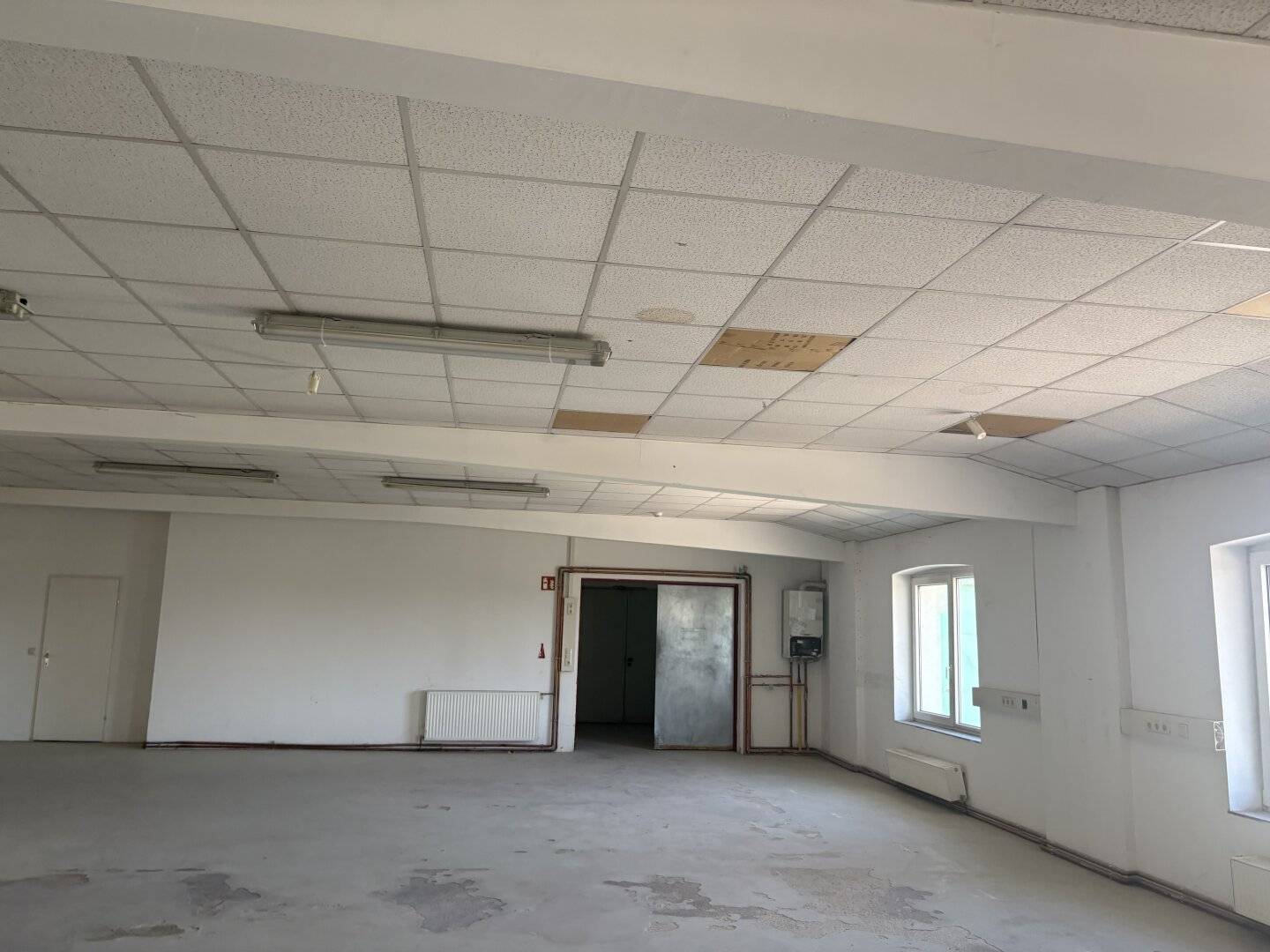 Functional warehouse (345 m²) with office unit and sanitary facility