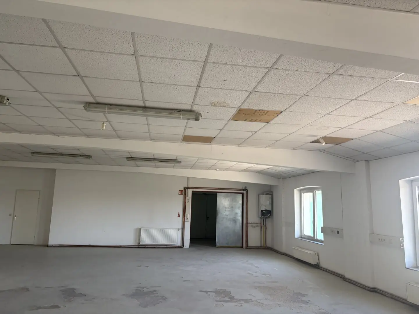 Functional warehouse (345 m²) with office unit and sanitary facility