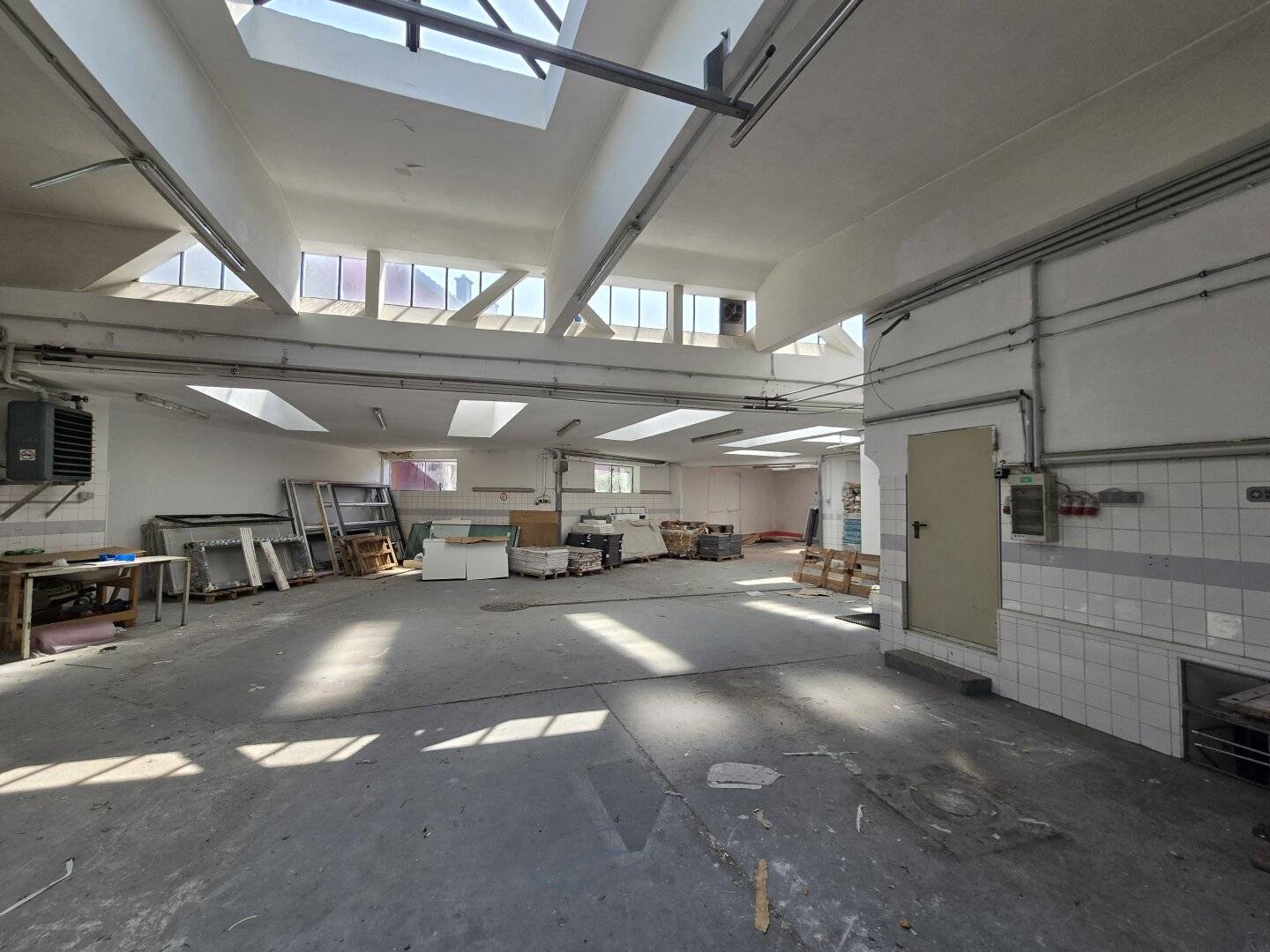 Commercial and residential property (retail space, office, workshop and apartment + garage) in Deutsch-Wagram