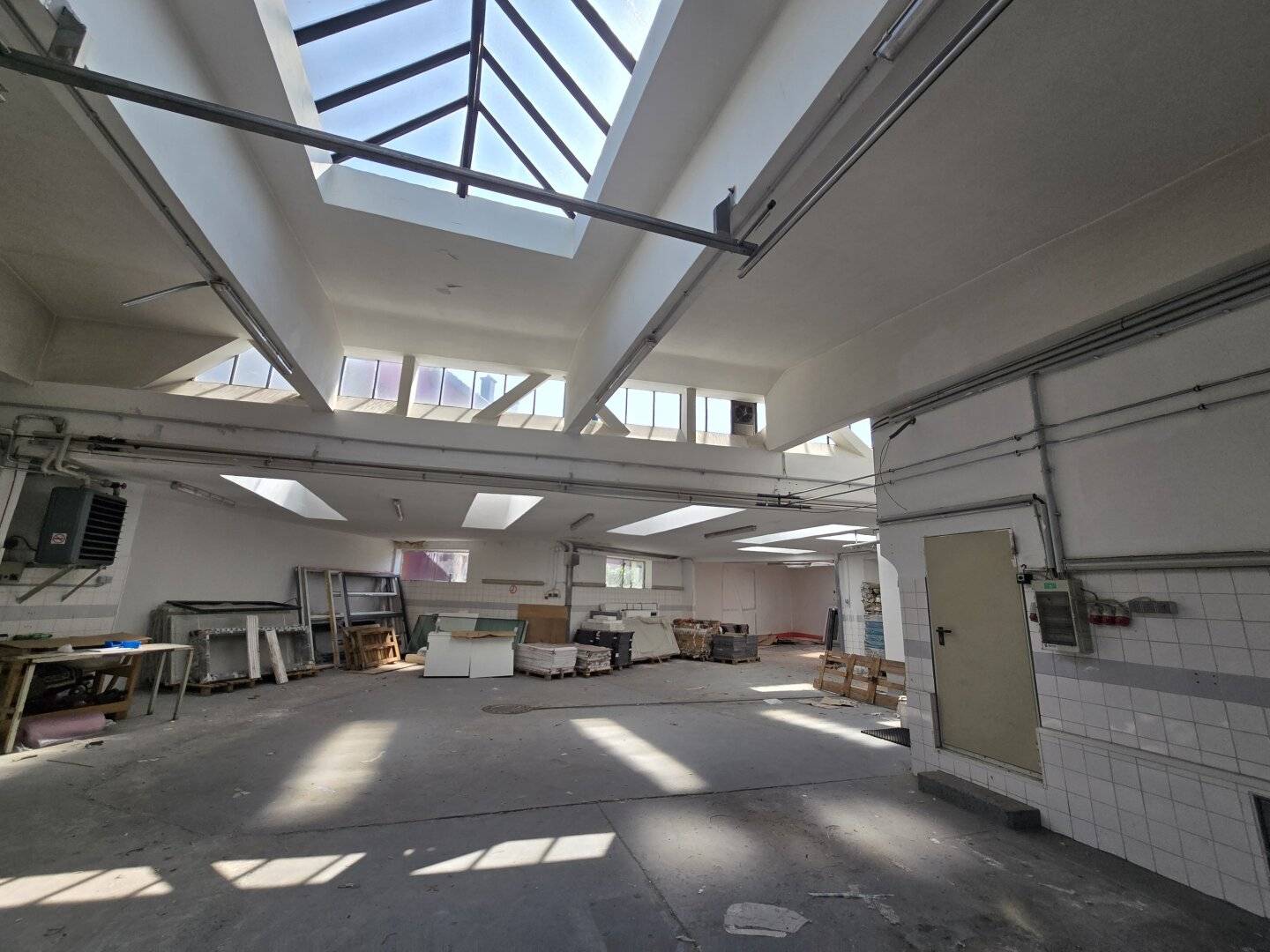 Commercial and residential property (retail space, office, workshop and apartment + garage) in Deutsch-Wagram