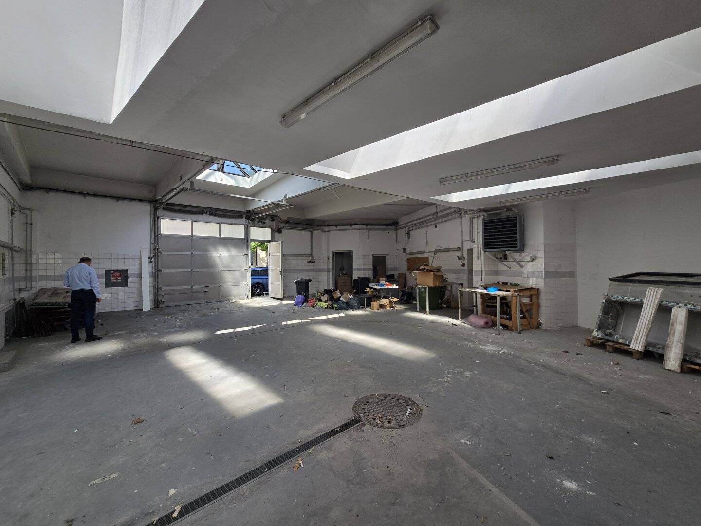 Commercial and residential property (retail space, office, workshop and apartment + garage) in Deutsch-Wagram