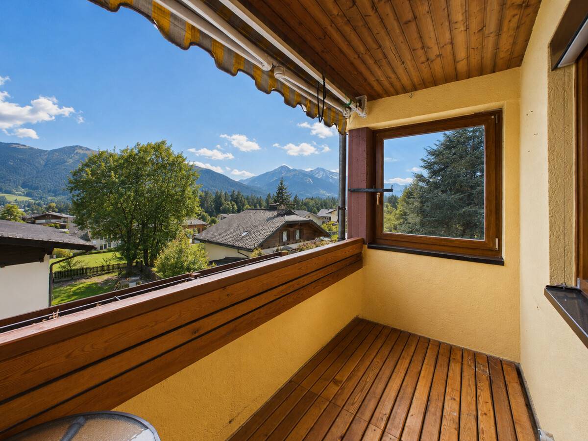 Helle Wohnung mit Loggia und Bergblick nahe Weißensee