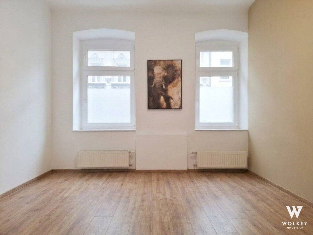 Stylish living in a classic Viennese old building | 2-room condominium renovated, barrier-free and ready to move in