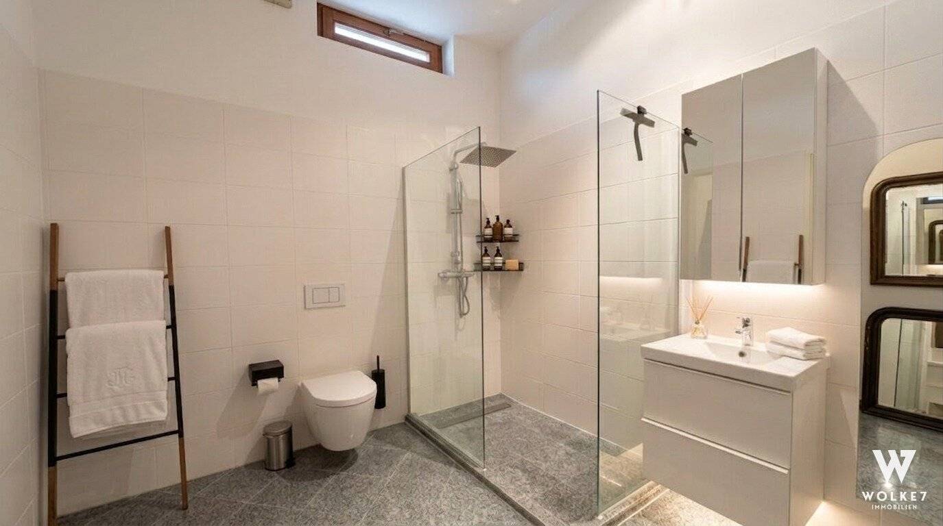 Stylish living in a classic Viennese old building | 2-room condominium renovated, barrier-free and ready to move in