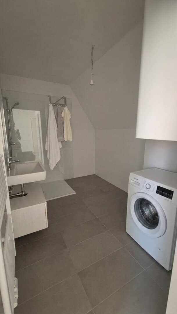 *DG-Wohnung inkl. Klima und Küche möbliert am Lendplatz*