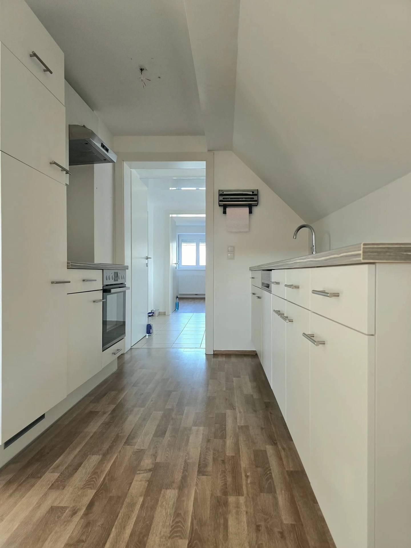 Neuwertige Dachgeschosswohnung mit Balkon und Carport