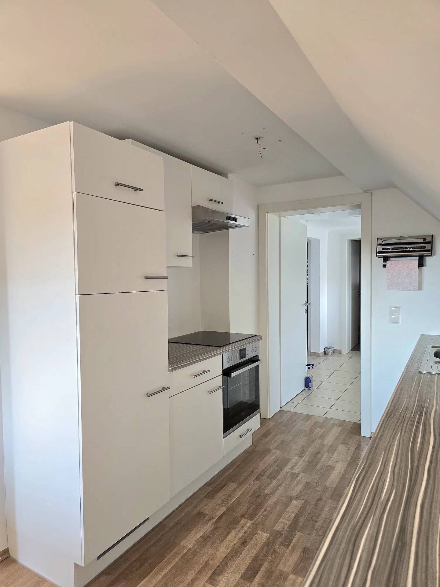 Neuwertige Dachgeschosswohnung mit Balkon und Carport