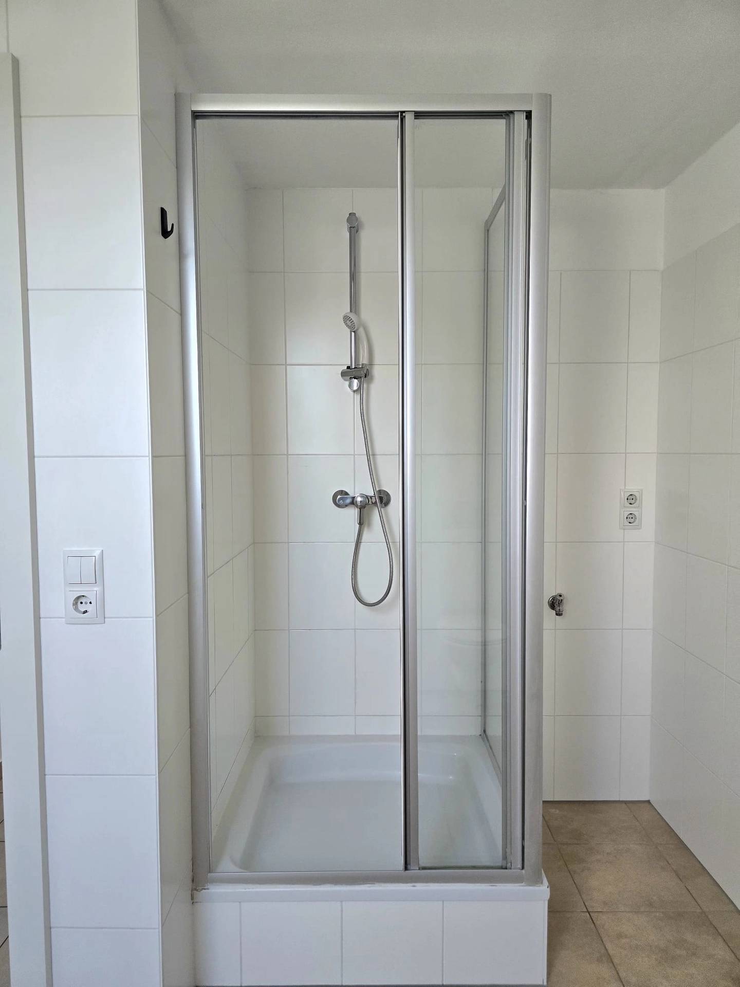 Neuwertige Dachgeschosswohnung mit Balkon und Carport