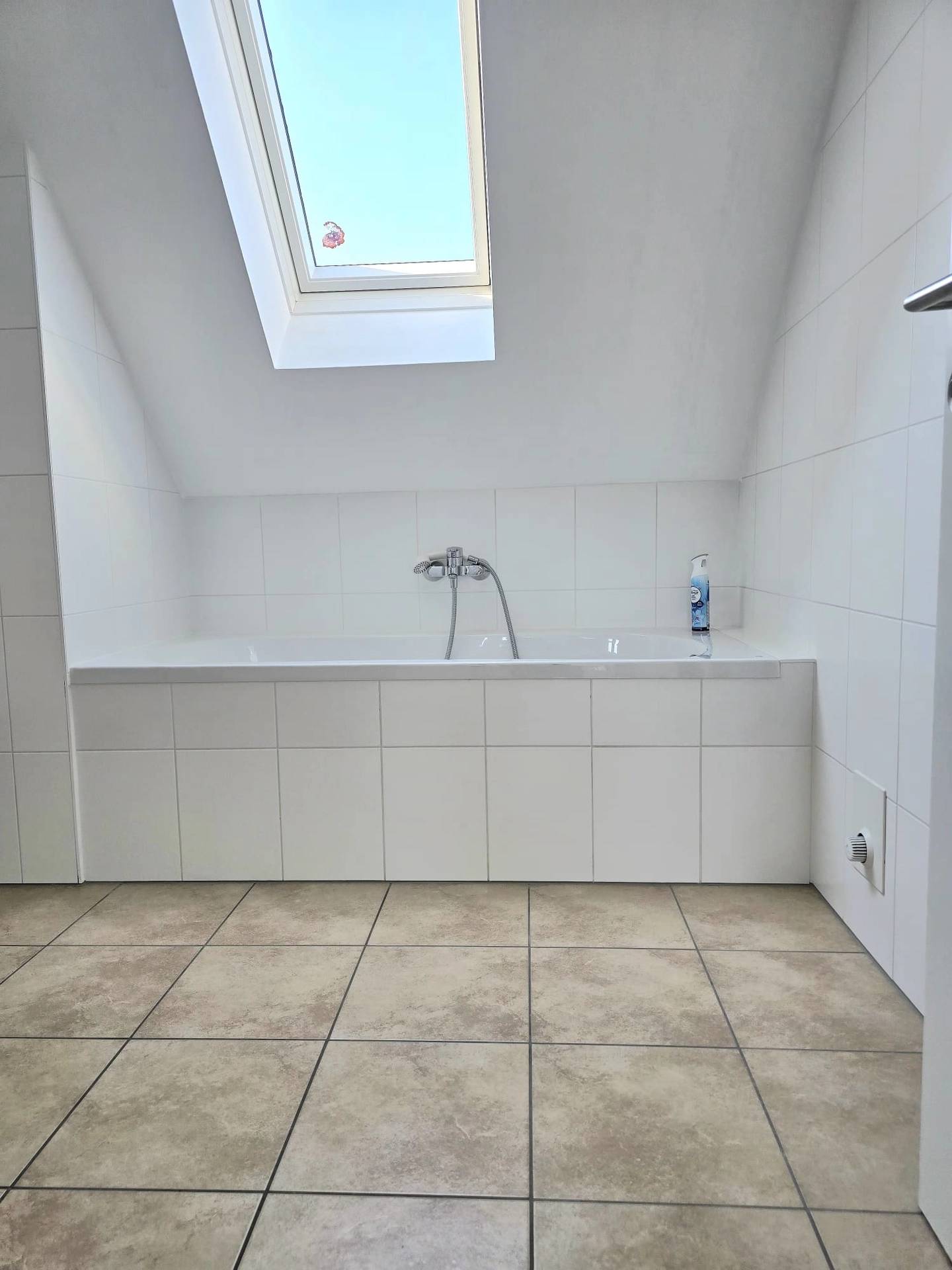 Neuwertige Dachgeschosswohnung mit Balkon und Carport