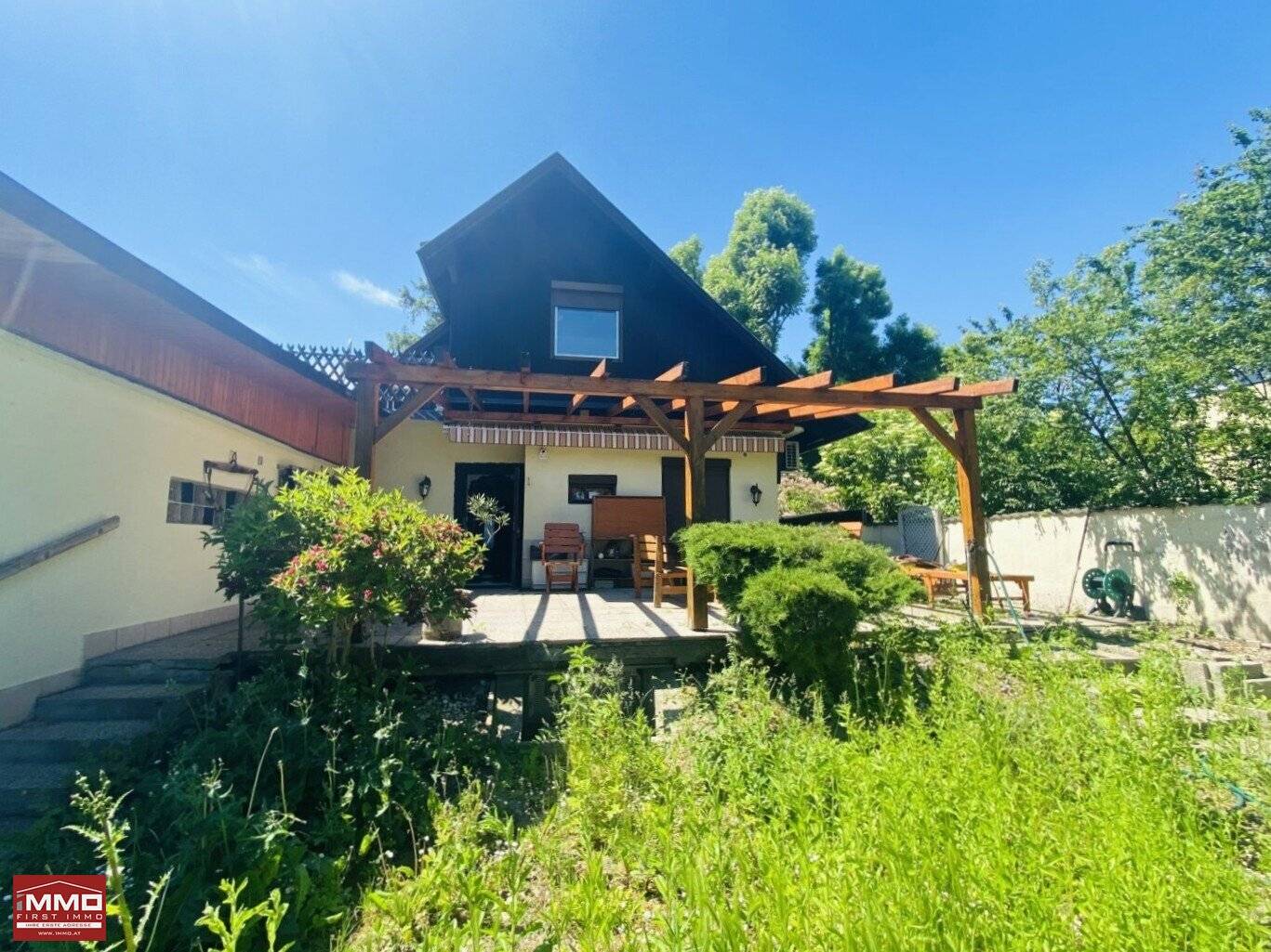 House with sunny garden in Essling