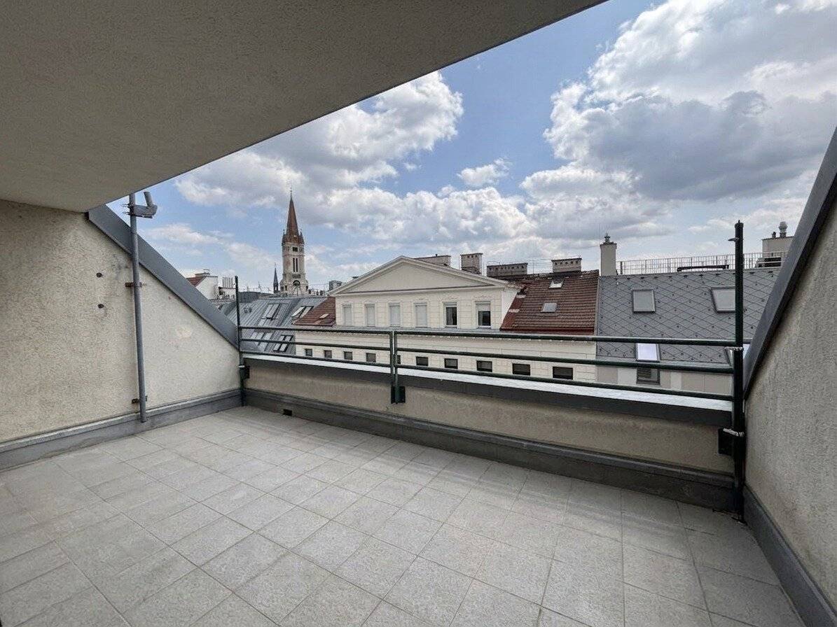 1030! Living above the roofs of Vienna: Renovated 4-room Attic Maisonette with Terrace from October 26!