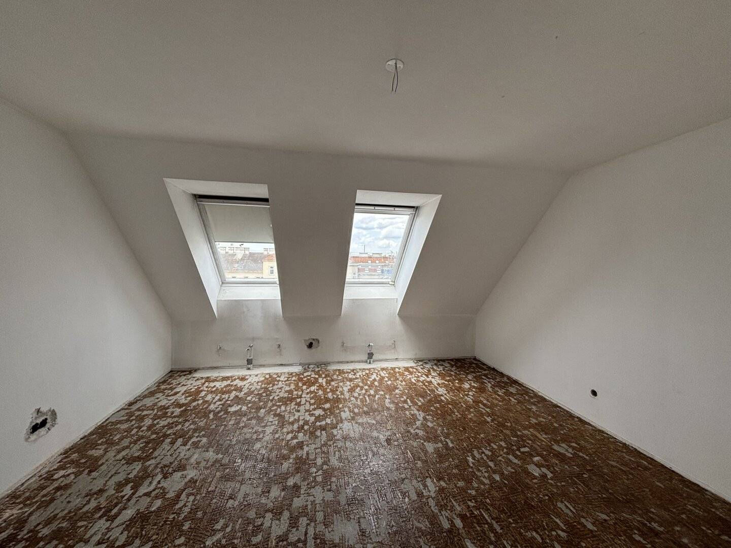 1030! Living above the roofs of Vienna: Renovated 4-room Attic Maisonette with Terrace from October 26!