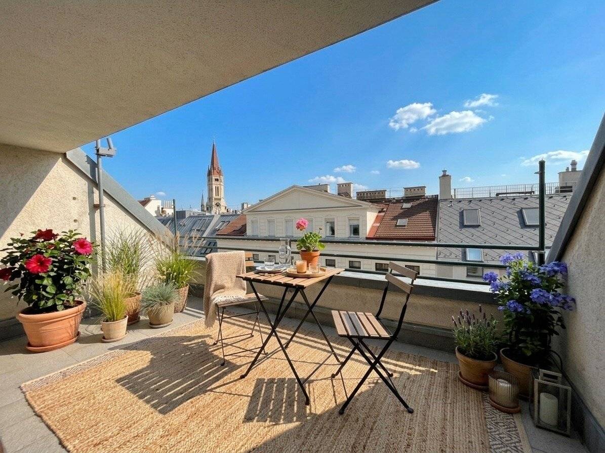 1030! Living above the roofs of Vienna: Renovated 4-room Attic Maisonette with Terrace from October 26!