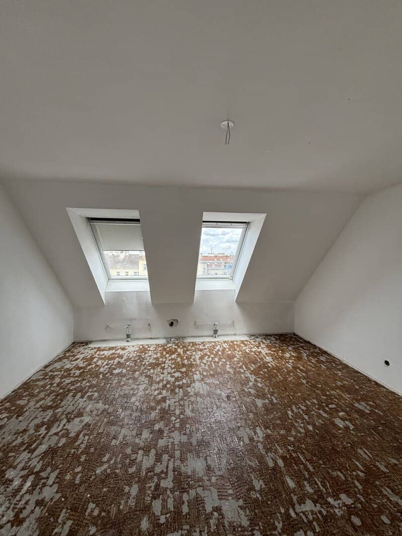 1030! Living above the roofs of Vienna: Renovated 4-room Attic Maisonette with Terrace from October 26!