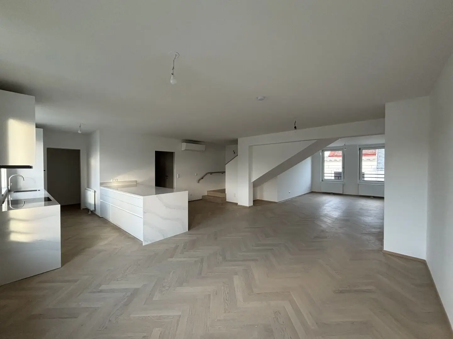 1030! Living above the roofs of Vienna: Renovated 4-room Attic Maisonette with Terrace from October 26!