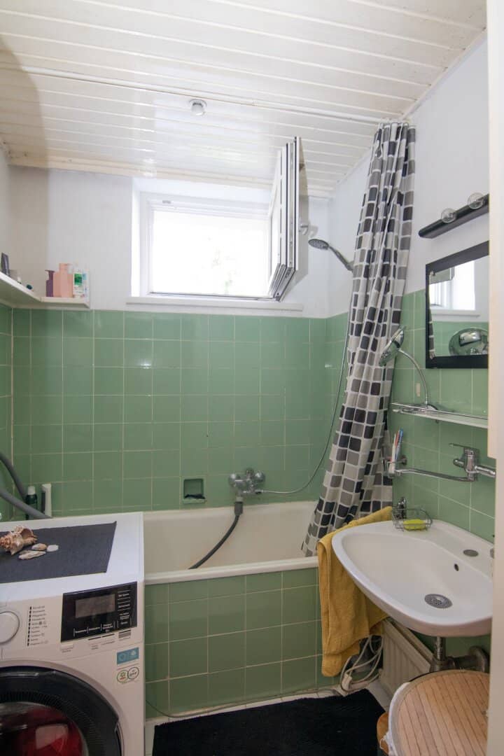 1160 Vienna, 10 walking minutes to U6: 2-room apartment with living kitchen, bathroom, WC, storage room