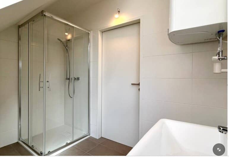 *DG-Wohnung inkl. Küche möbliert am Lendplatz*