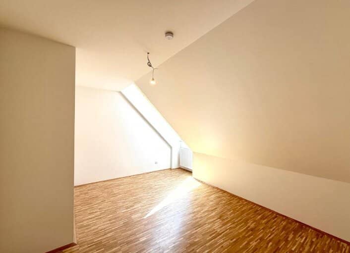*DG-Wohnung inkl. Küche möbliert am Lendplatz*