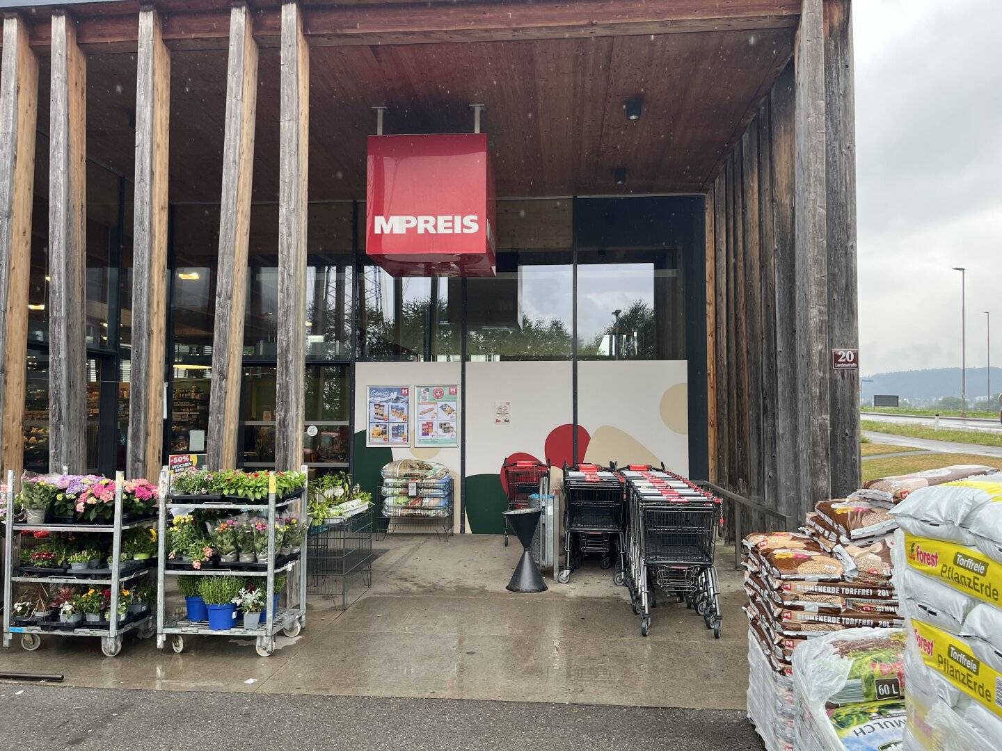 The ideal addition for the region, vacant gastro shop space directly at MPREIS Oberhofen
