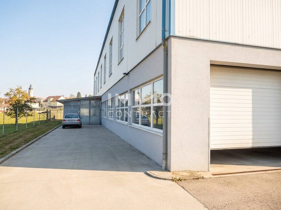 Warehouse with approx. 500 m² area inexpensive to rent, ceiling height approx. 3.2 m, entrance gate approx. 4x3 m.