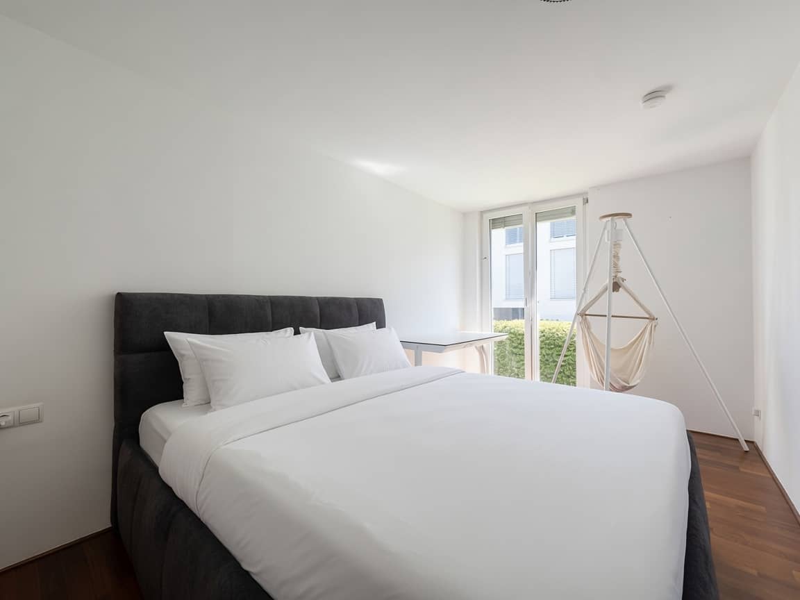 Moderne Wohnung mit großem überdachten Balkon und Lift