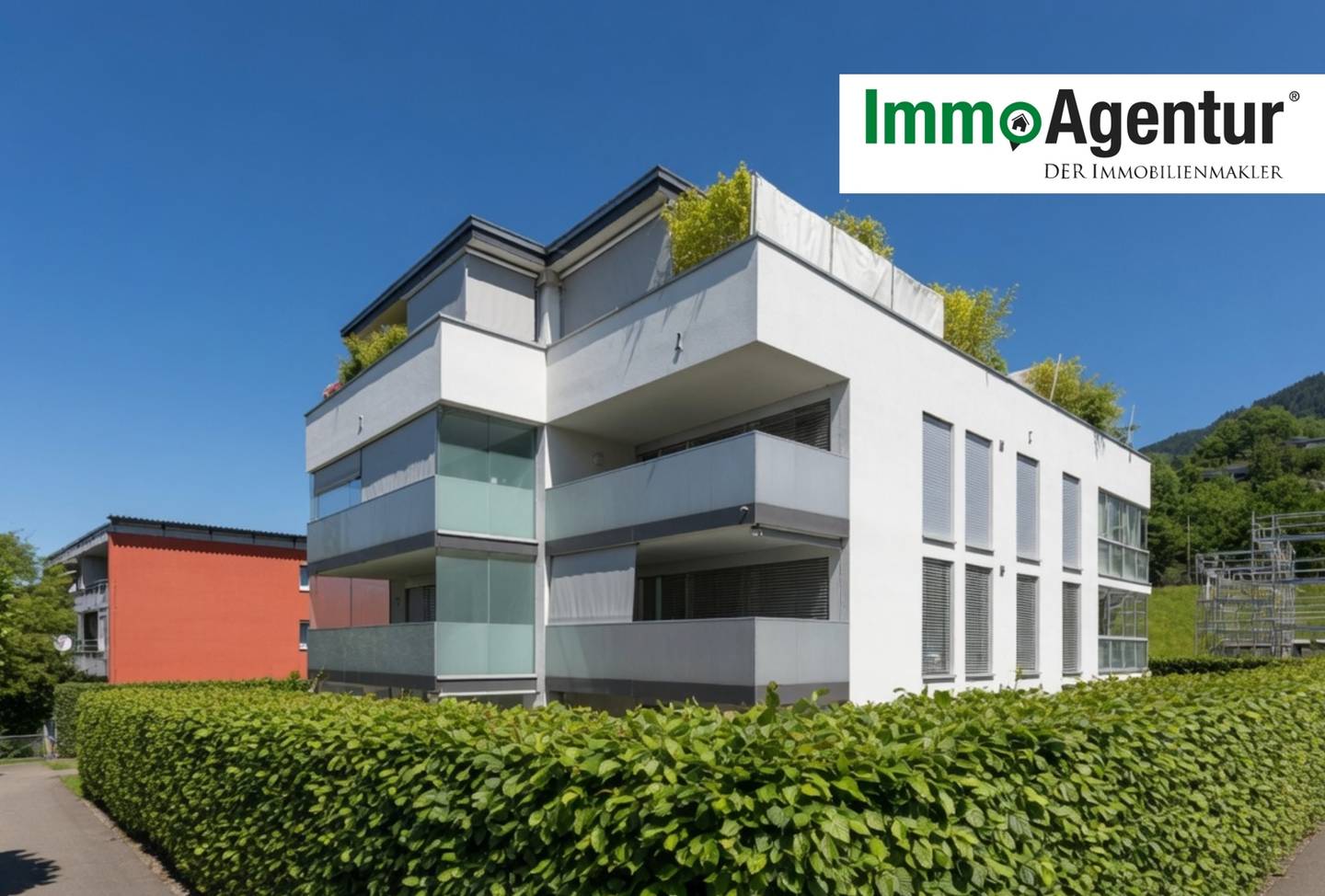 Moderne Wohnung mit großem überdachten Balkon und Lift