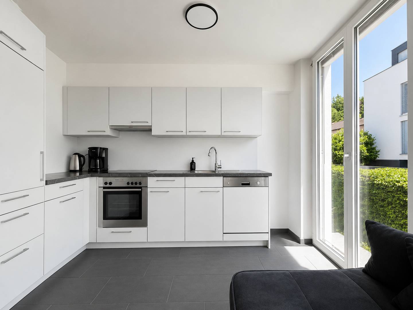 Moderne Wohnung mit großem überdachten Balkon und Lift