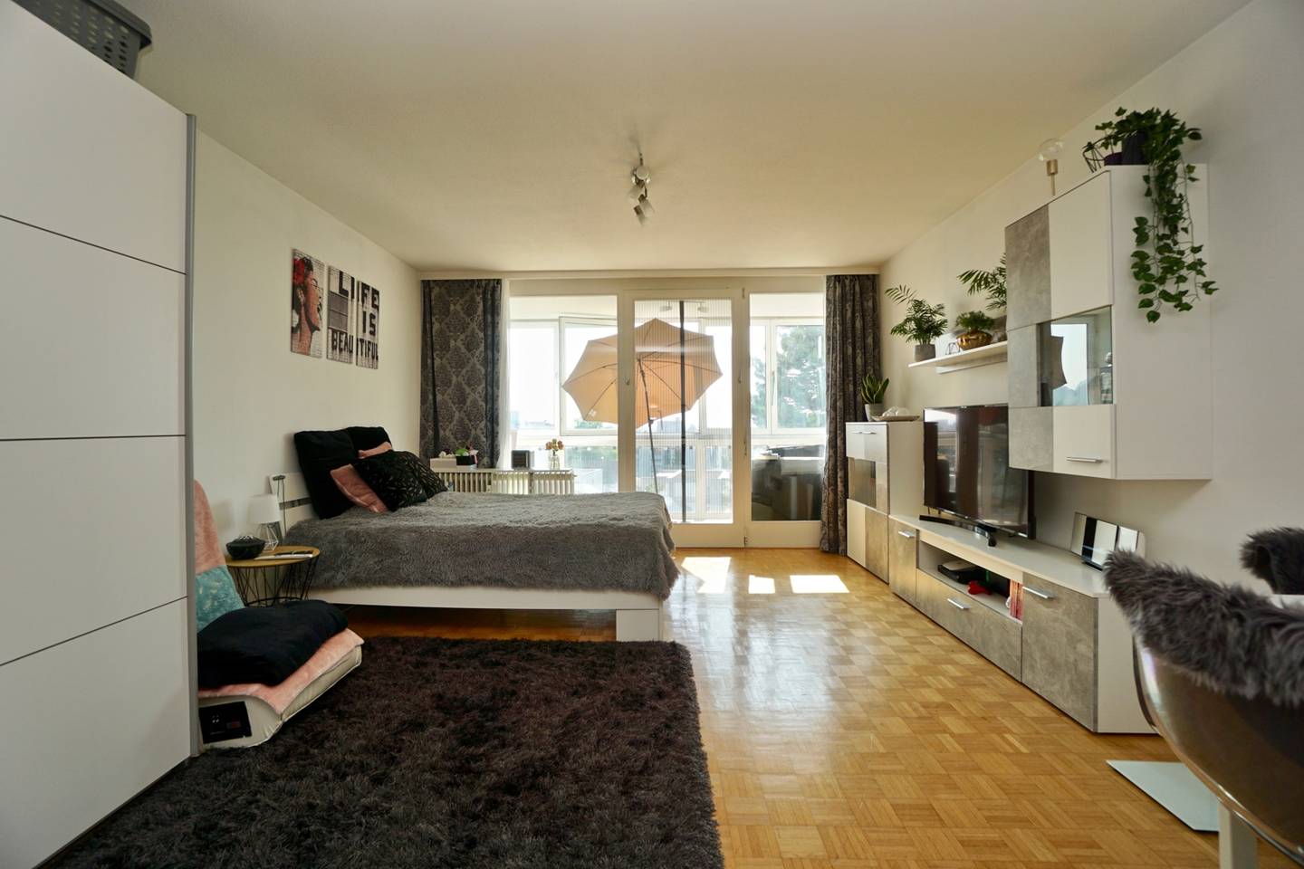 Bright Wohnung with balcony and wintergarden