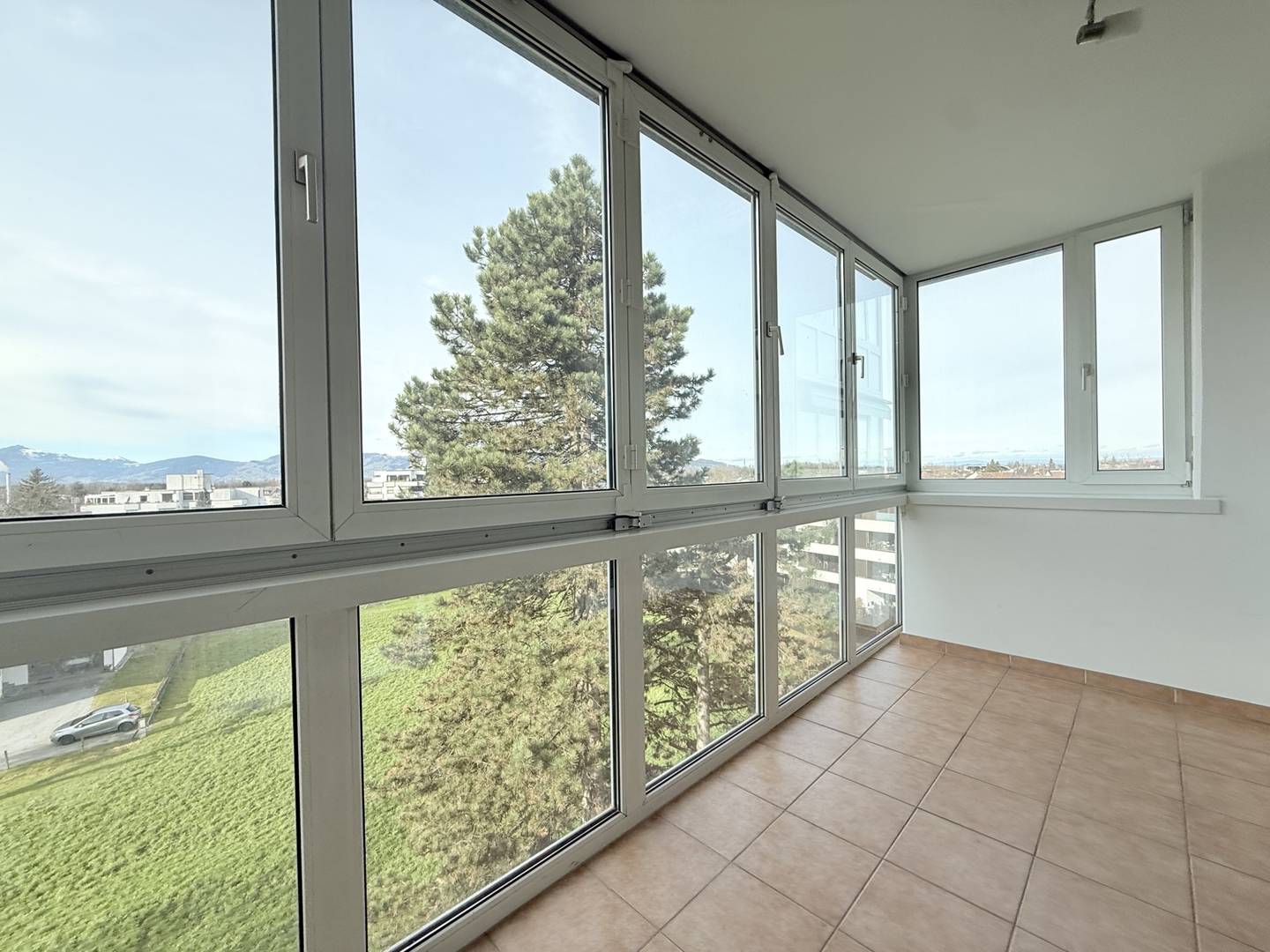 Bright apartment with sunroom and parking option