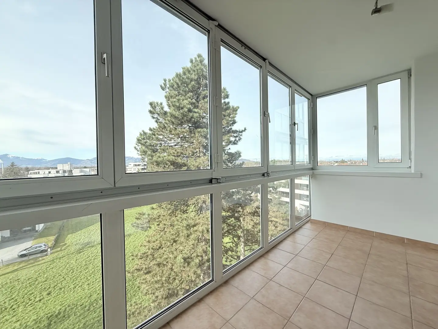 Bright apartment with sunroom and parking option