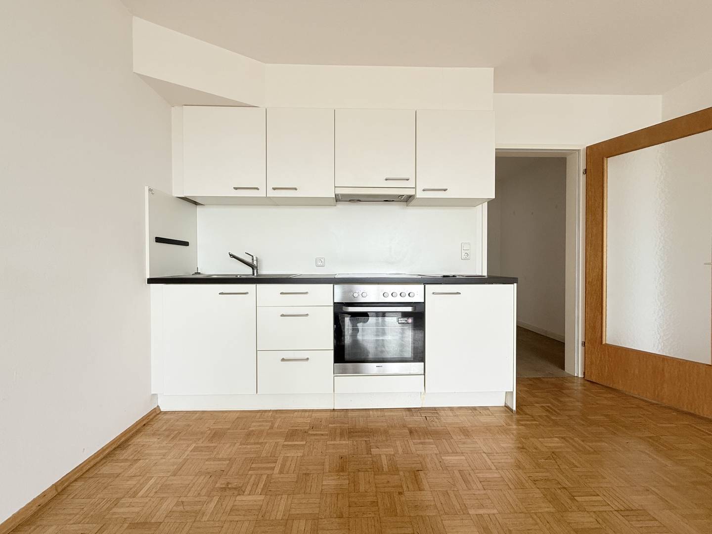Bright apartment with sunroom and parking option