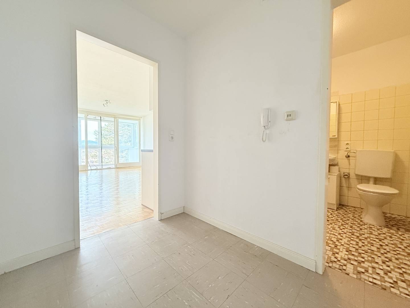 Bright apartment with sunroom and parking option