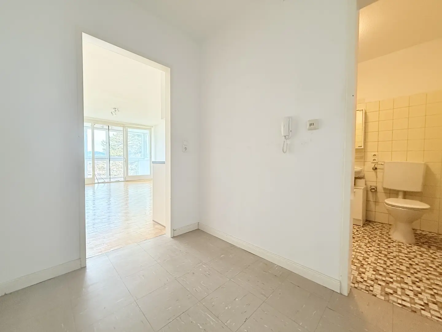 Bright apartment with sunroom and parking option