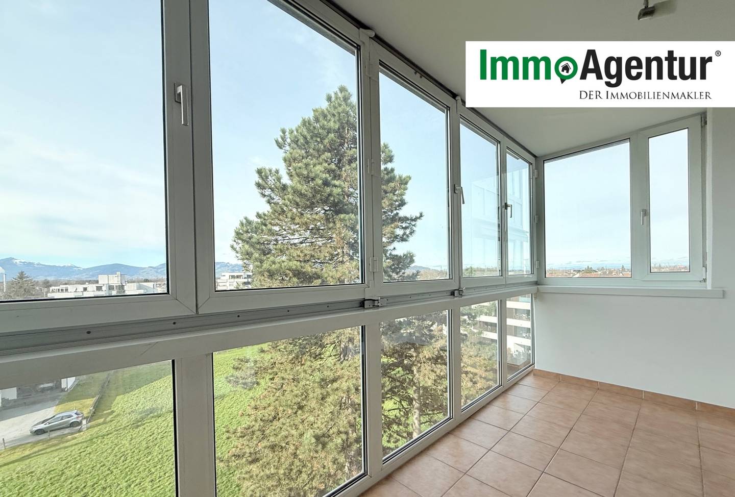 Bright apartment with sunroom and parking option