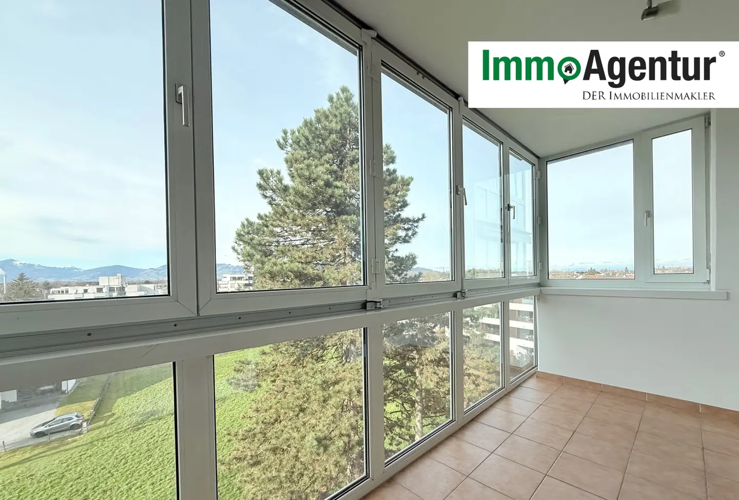 Bright apartment with sunroom and parking option