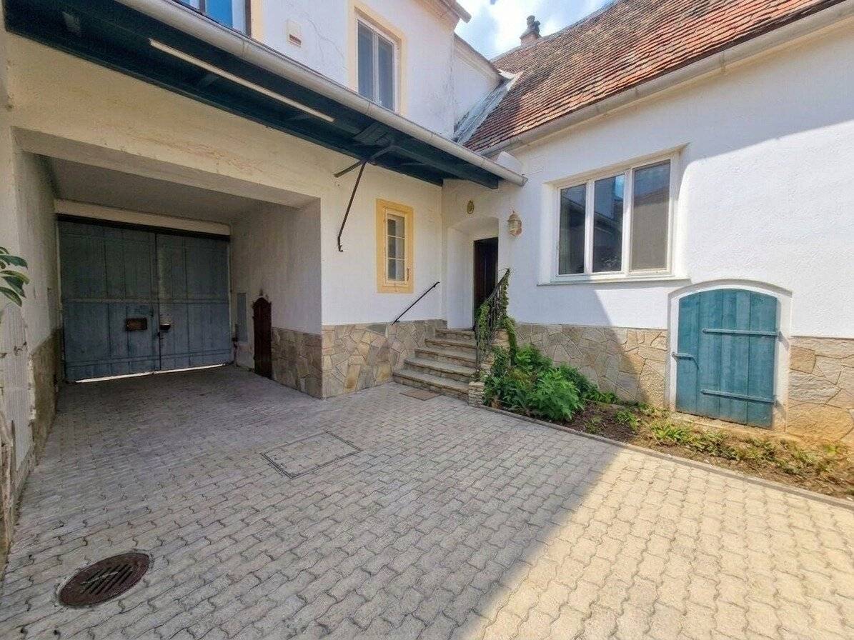 Großzügig wohnen – vielseitig nutzen -- großzügige Hofanlage mit zahlreichen Nebengebäuden und Garten in Pulkau